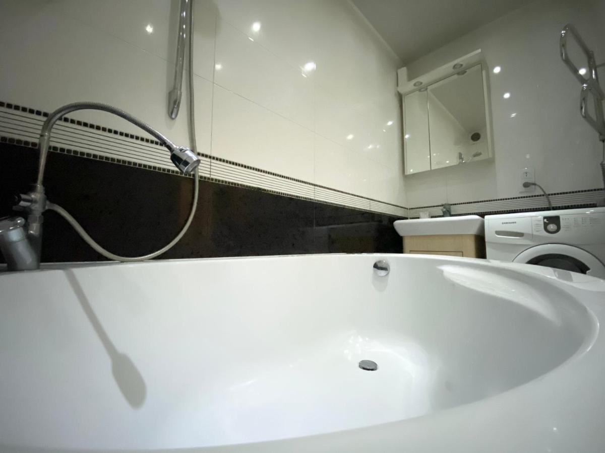 Beautiful 1-Bedroom Near Most City Center Dnipro Ngoại thất bức ảnh