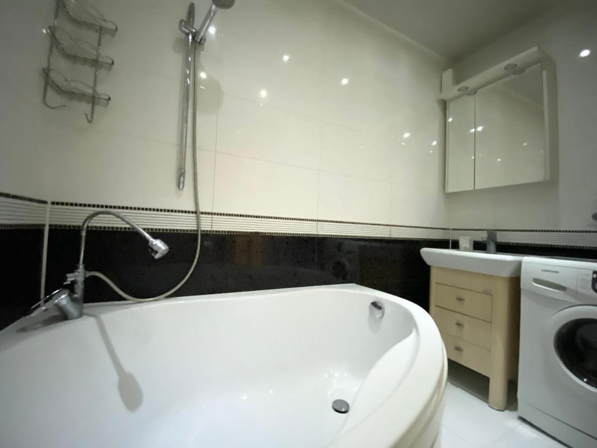 Beautiful 1-Bedroom Near Most City Center Dnipro Ngoại thất bức ảnh